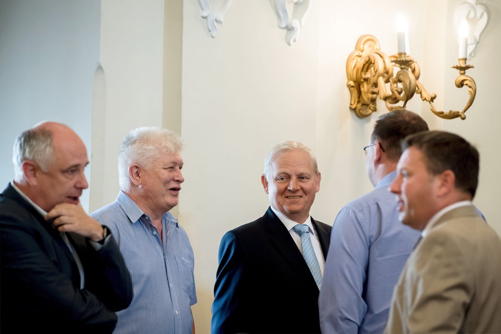 Tarlós István főpolgármester, mellette Ughy Attila, Karsay Ferenc, Wintermantel Zsolt, és Láng Zsolt Fidesz-KDNP-s képviselőka Fővárosi Önkormányzat Közgyűlésén a Városháza dísztermében 2017. augusztus 30-án. MTI Fotó: Koszticsák Szilárd