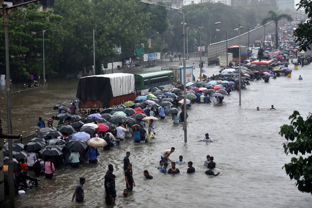 Illusztráció - A felvételek tavaly koraősszel készültek Mumbaiban, amikor szintén heves esőzések árasztották el vízzel a térséget - Anil Shinde/AFP