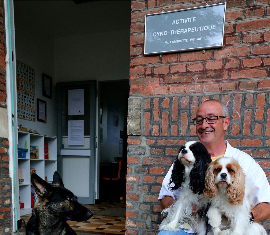 William Lambiotte, a cynotherapy-t megalkotó pszichiátriai orvos segítő kutyáival az Amiens Philippe Pinel kórházában. Az Amiens, Észak-Franciaország pszichiátriai kórházában 2010 óta a terápia része a kutyás foglalkozás - Fotó: FRANCOIS NASCIMBENI / AFP