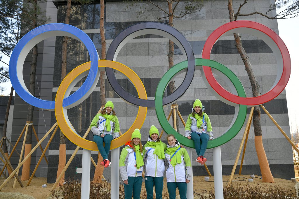 Kónya Zsófia, Heidum Bernadett, Keszler Andrea, Bácskai Sára Luca és Jászapáti Petra (b-j) rövidpályás gyorskorcsolyázók a phjongcshangi téli olimpián a kangnungi olimpiai faluban