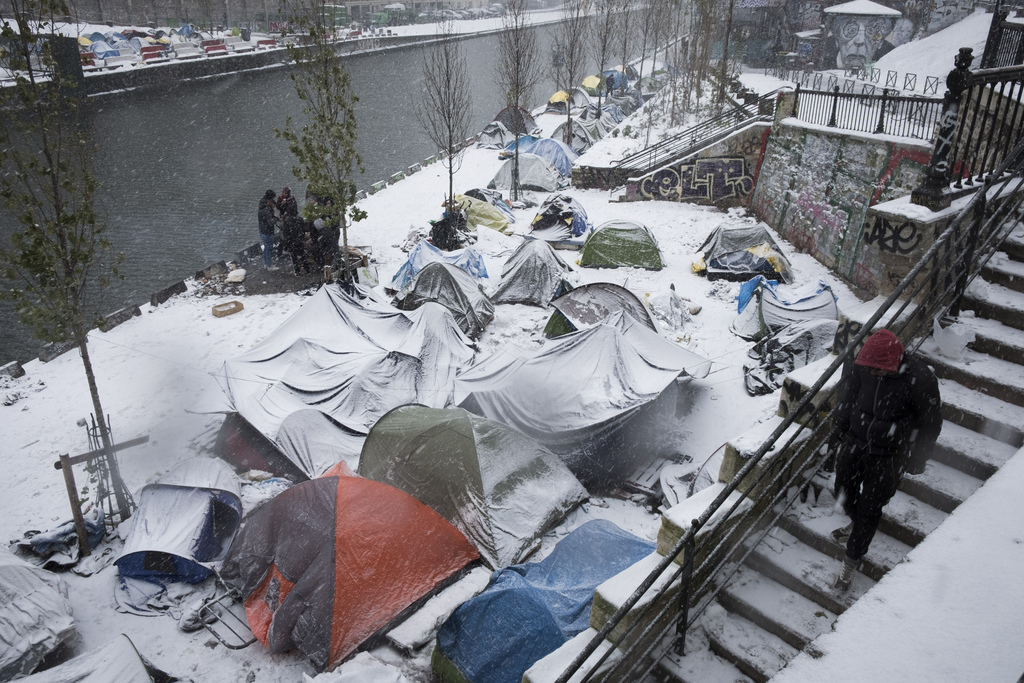 Egy hevenyészett "menekülttábor" a hó alatt