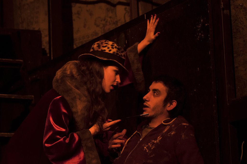 Bánovits Vivianne, mint Vöröskarom és Pápai Rómeó, mint Herceg A piszkosak című bohózat próbáján 
