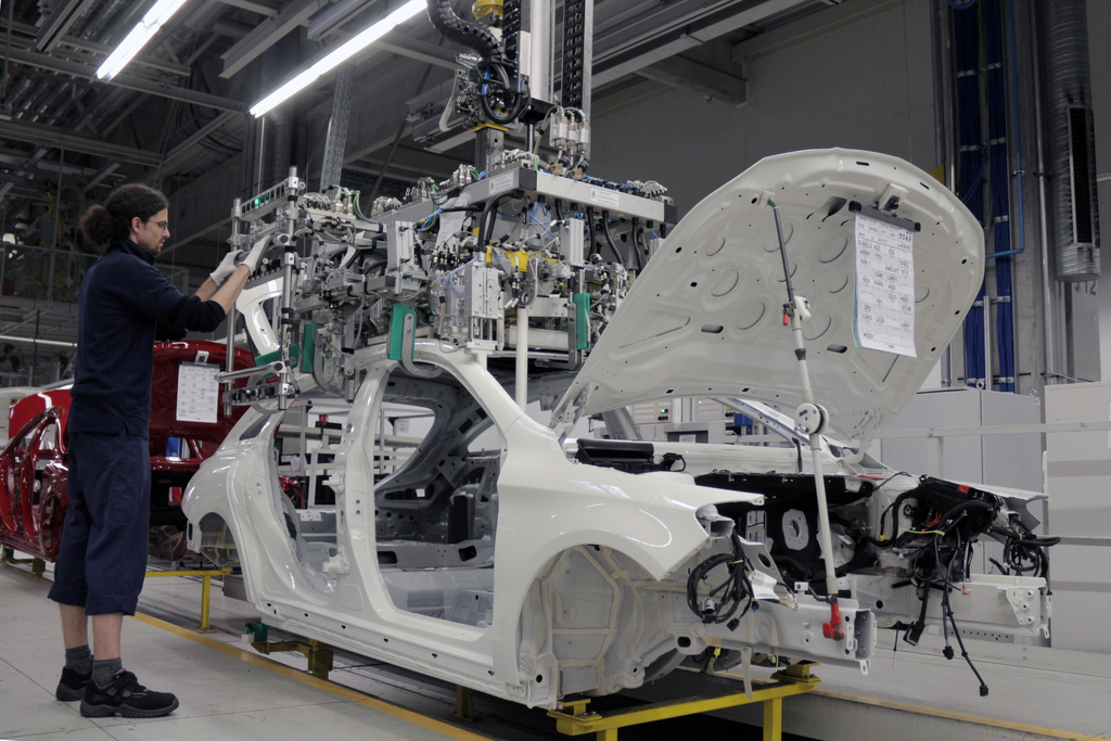 PÓTLÁS A cégek robotokkal is igyekszenek pótolni a kétkezi munkást - Népszava fotó