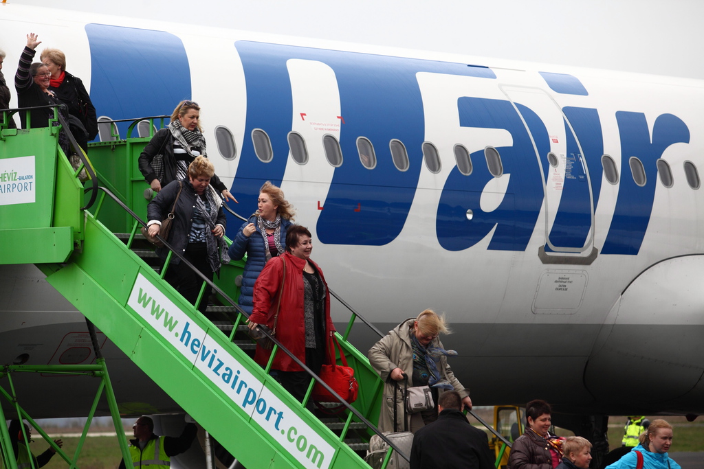 Az orosz UTair légitársaság első, menetrend szerinti járatával, egy Airbus A321-es repülőgéppel érkező utasok a Hévíz-Balaton Airport repülőterén 2014. március 23-án. A légitársaság ezentúl hetente szállítja az utasokat Moszkva és Sármellék között. Fotó: Varga György/MTI
