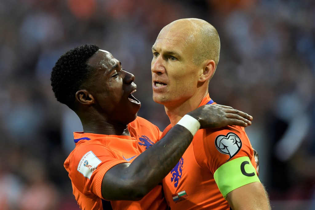 Arjen Robben (karszalaggal) és a holland labdarúgó-válogatott az idén biztosan nem folytatja érmes sorozatát Fotó: AFP/John Thys