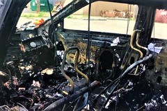 A teljesen kiégett autó Detroitban