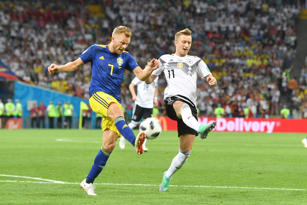 Marco REUS (GER) és Sebastian LARSSON (SWE) akciója a Németország-Svédország mérkőzésen, 2016. június 23-án FOTÓ: Frank Hoermann / SVEN SIMON /DPA/AFP