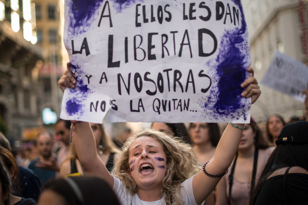 „Őket szabadon engedik, tőlünk elveszik a szabadságot” – üzente egy nőMadridban FOTÓ: ADOLFO LUJAN/CROWDSPARK