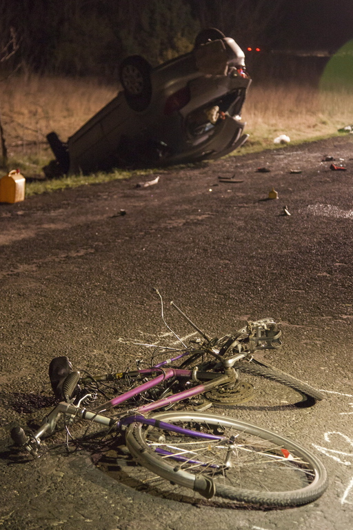 Személyautóval ütközött két kerékpáros. A balesetben mindketten meghaltak, a gépkocsi sofőrje könnyebben sérült meg. Fotó: Varga György/MTI