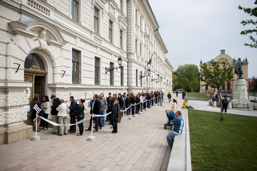 Akár egy órát is várakozhattak a szavazók a pécsi Kossuth téren a 47. számú szavazókör előtt. Fotó: Sóki Tamás/MTI