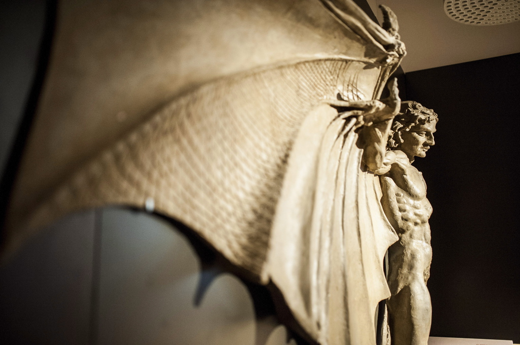 Leonardo da Vinci Az ember madárrá alakítása című alkotása a pécsi Modern Magyar Képtárban 2014. április 15-én. Az interaktív kiállítás két helyszínen, a Martyn Ferenc Múzeumban és a Modern Magyar Képtárban, közel 1500 négyzetméteren várja látogatóit szeptember 30-ig. Fotó: Sóki Tamás/MTI