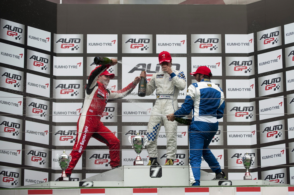 A második helyen végzett Kiss Pál Tamás, a Zele Racing, a győztes japán Szato Kimija, az Euronova Racing és a harmadikként célba érkező olasz versenyző, Andrea Roda, a Virtuosi UK pilótája (b-j) a túraautó-világbajnokság (WTCC) mogyoródi versenyhétvégéjének betétprogramjában, az AutoGP elnevezésű, együléses autókat felvonultató sorozat első futama után a dobogón, a Hungaroringen 2014. május 3-án. Fotó: Marjai János/MTI