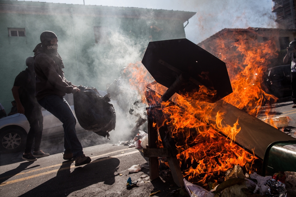 Lángoló barikád Sao Paulóban FOTÓ: EUROPRESS/GETTY IMAGES/VICTOR MORIYAMA