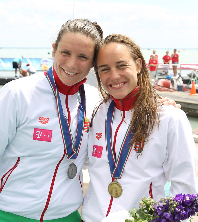 Az olimpiai bajnok Risztov Éva (b) és Olasz Anna a nyíltvízi úszók 10 km-es Európa Kupájának eredményhirdetésén Balatonfüreden. Fotó: Kovács Anikó/MTI