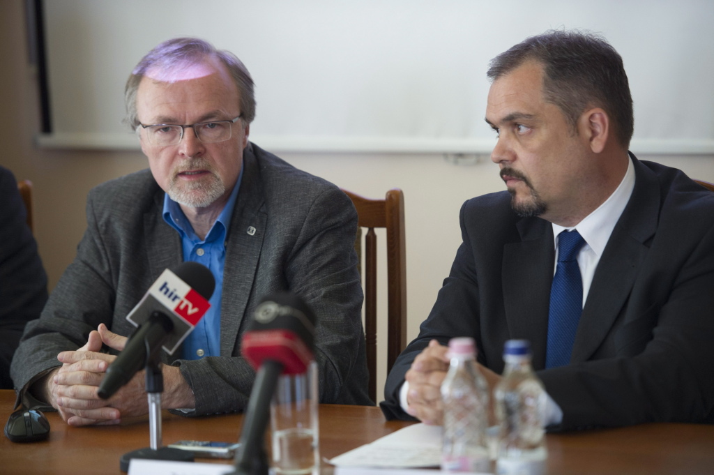Gosztonyi Gábor és Zalai Mihály, Orosháza alpolgármestere a költözés mellett érvel FOTÓK: MTI/ROSTA TIBOR
