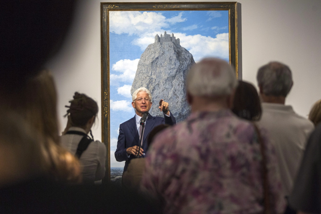 James S. Snyder, az Izrael Múzeum igazgatója René Magritte Kastélya Pireneusokban című képe előtt