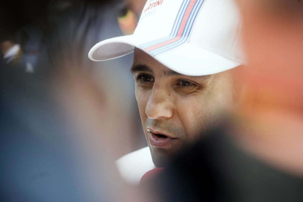 Felipe Massa, a Williams csapat brazil versenyzője nyilatkozik a sajtónak a mogyoródi Hungaroringen a hétvégi Forma-1-es Magyar Nagydíj előkészületei során. MTI Fotó: Koszticsák Szilárd