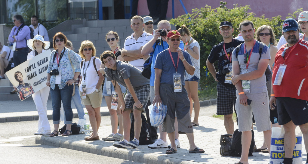 Szurkolók a versenyzőket várják a Forma-1-es Magyar Nagydíj harmadik szabadedzése előtt a mogyoródi Hungaroring bejáratánál 2014. július 26-án. MTI Fotó: Czeglédi Zsolt