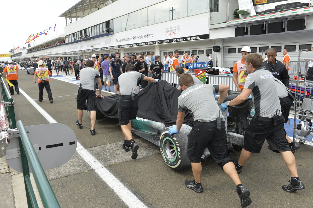 Betolják a boxutcába Lewis Hamilton, a Mercedes csapat brit versenyzőjének autóját, miután az első szakaszban kigyulladt a Forma-1-es Magyar Nagydíj időmérő edzésén a mogyoródi Hungaroringen. MTI Fotó: Koszticsák Szilárd