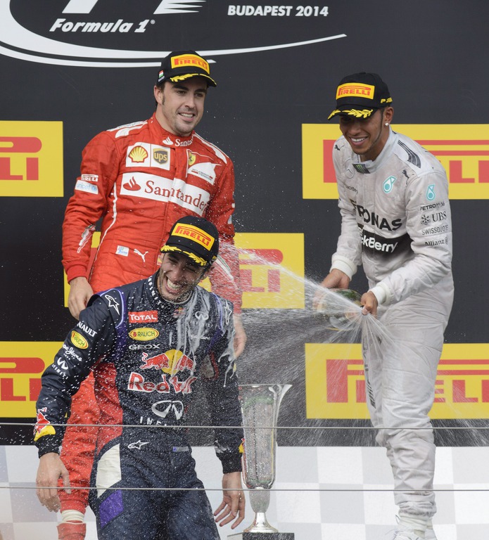 A győztes Daniel Ricciardo, a Red Bull csapat ausztrál versenyzője (b3), a második helyezett Fernando Alonso, a Ferrari csapat spanyol versenyzője (b), a harmadik helyezett Lewis Hamilton, a Mercedes csapat brit versenyzője (j), valamint Paul Monaghan, a Red Bull vezető versenymérnöke (b2) a dobogón a Forma-1-es Magyar Nagydíj után a mogyoródi Hungaroringen 2014. július 27-én. MTI Fotó: Koszticsák Szilárd
