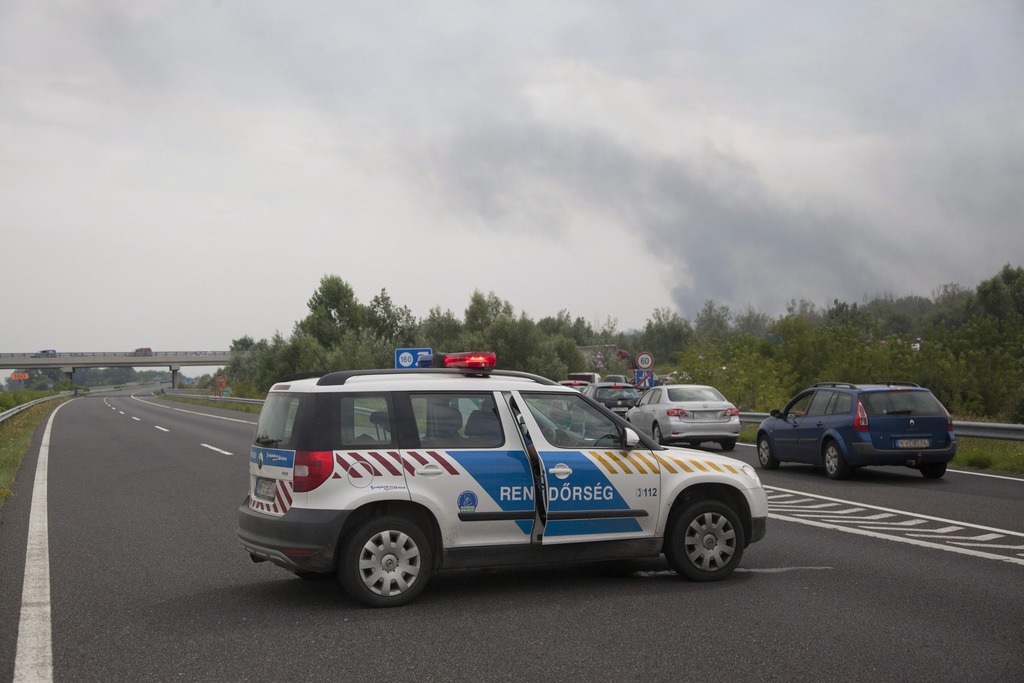 A lezárt M7-es autópálya Balatonfenyvesnél, a táskai pihenőhelynél, ahol felborult és kigyulladt egy üzemanyagot szállító kamion. A Nagykanizsa felé vezető oldalon, a 157-es kilométerszelvényben egy tartályos kamion - eddig tisztázatlan körülmények között - borult fel és gyulladt ki, a jármű vezetője a helyszínen életét vesztette.   MTI Fotó: Varga György