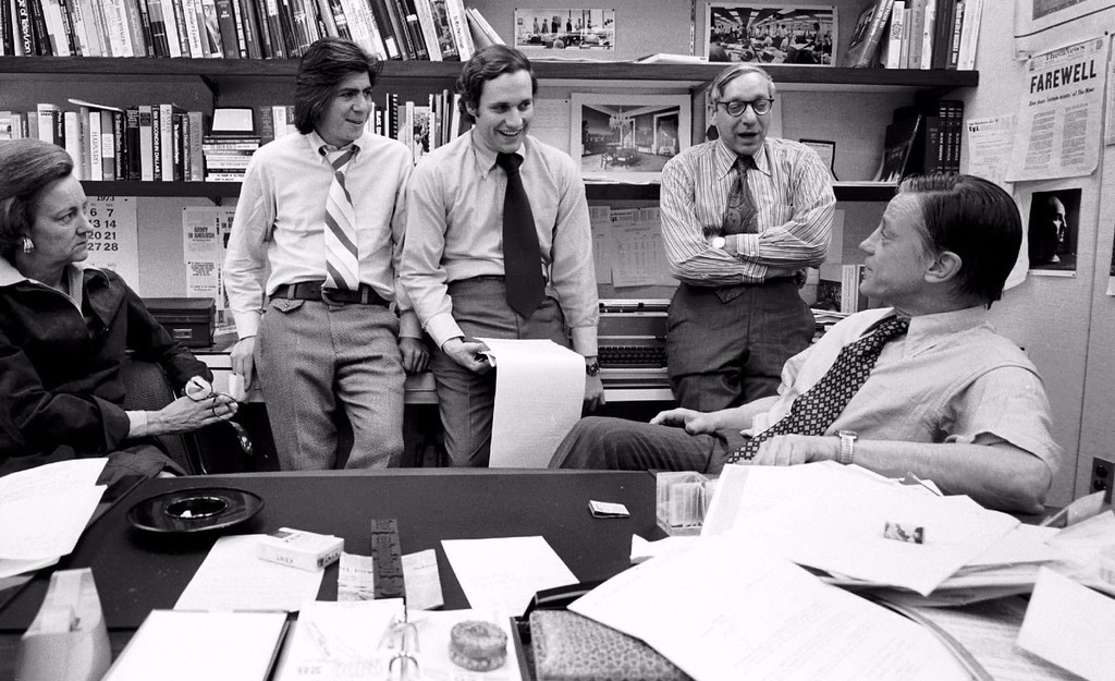 A Post csapata 1973-ban: balról a 2. Carl Bernstein, mellette Bob Woodward, jobb szélen Bradley főszerkesztő - Fotó: Facebook