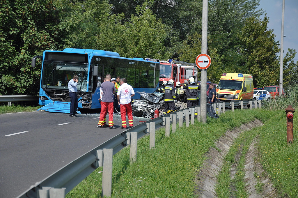 A baleset helyszíne Dunakeszin, a település határában található bevásárlóközpont szervizútján, ahol személygépkocsi és egy menetrend szerint közlekedő autóbusz ütközött össze. A baleset következtében a személyautó vezetője meghalt és többen megsérültek. A busz utasai közül két embert kórházba vittek a mentők, többet pedig a helyszínen láttak el. MTI Fotó: Mihádák Zoltán