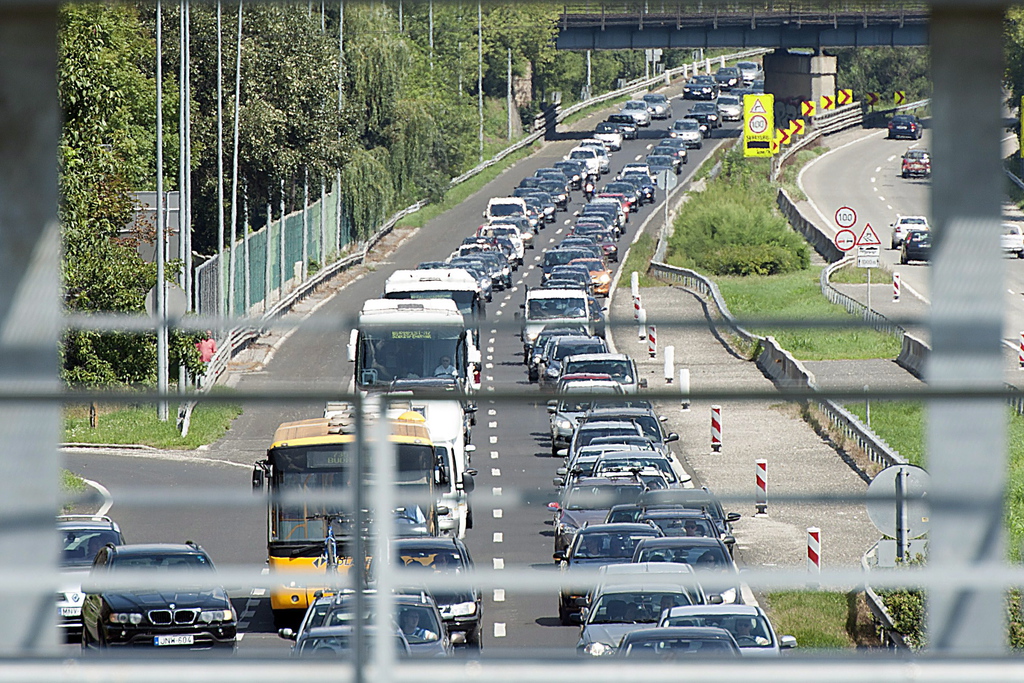 Torlódás az M7-es autópályán Törökbálint közelében. MTI Fotó: Lakatos Péter