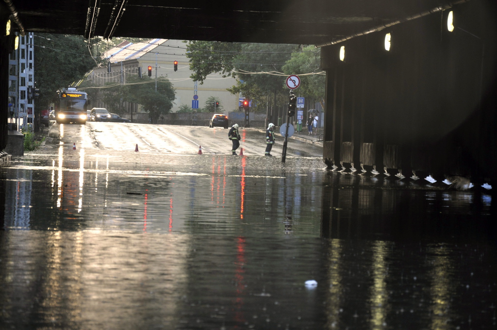 A vihar miatt összegyűlt víz a XIII. kerületben, a Vágány utca és a Dózsa György út kereszteződésénél, a vasúti aluljáróban 2014. augusztus 2-án este. MTI Fotó: Mihádák Zoltán