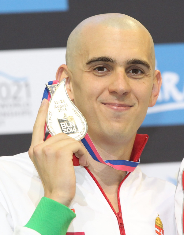 Cseh László a 100 méteres pillangóúszás ezüstérmével a berlini úszó Európa-bajnokság eredményhirdetésén / MTI Fotó: Kovács Anikó
