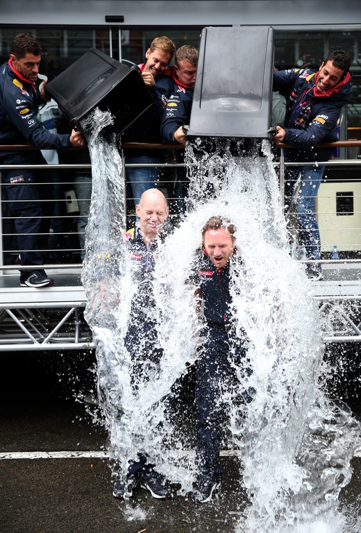Sebastian Vettel és Daniel Ricciardo jeges vizet önt az Infiniti Red Bull Racing csapatfőnöke, illetve a műszaki vezetője nyakába/Getty Images