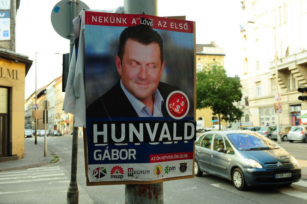 Nemcsak kevés plakáthely jutott az ellenzéki jelölteknek, de kampányanyagaikat szisztematikusan meg is rongálták FOTÓ: VAJDA JÓZSEF