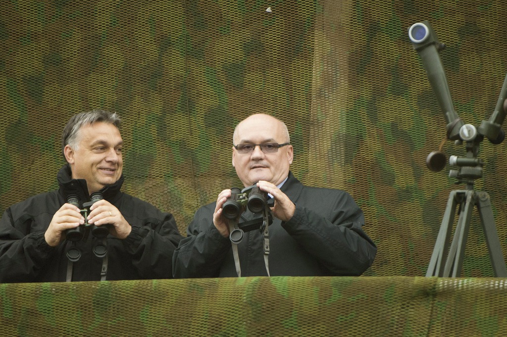 Lehet, hogy a kormányfő a miniszterén nevetgél? MTI Fotó: Koszticsák Szilárd