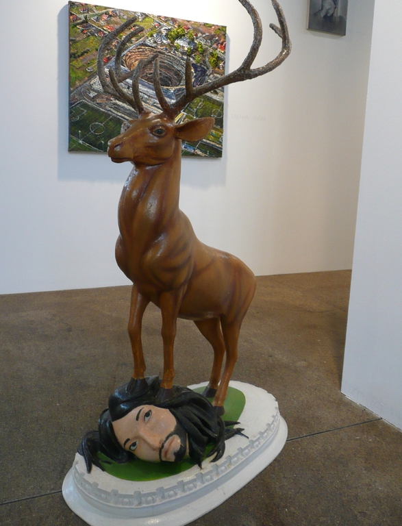 Conchita Wurst és a szarvas a kiállításon: Kovách Gergő szobrászművészTotem című alkotása A SZERZŐ FELVÉTELE