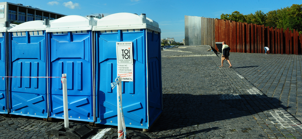 Nemcsak a gömbsátor, de a mobil WC-k is zavarják az 56-os emlékműlátványát FOTÓ: VAJDA JÓZSEF