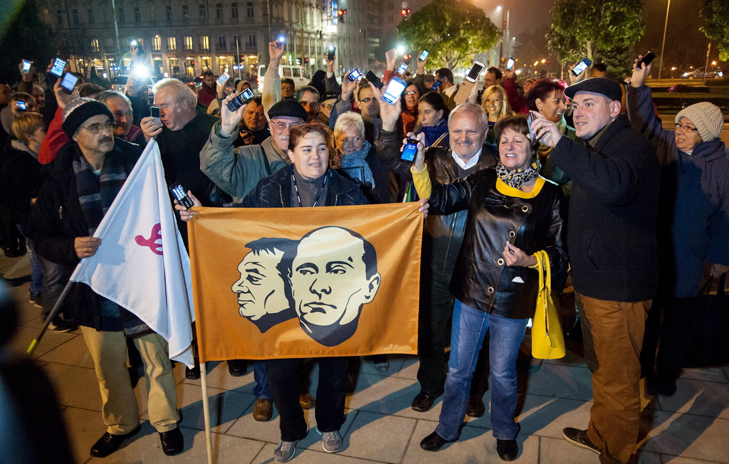Az internetadó bevezetése ellen meghirdetett demonstráció résztvevői Győrben 2014. október 28-án. MTI Fotó: Krizsán Csaba