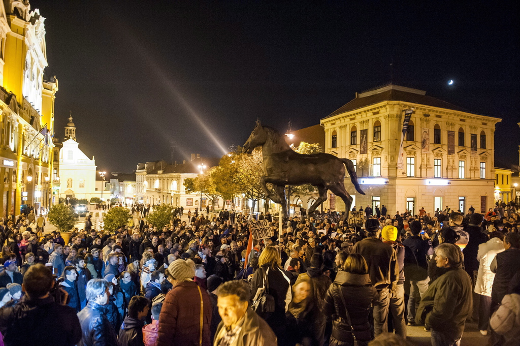 Az internetadó bevezetése ellen meghirdetett demonstráció résztvevői a pécsi Széchenyi téren 2014. október 28-án. MTI Fotó: Sóki Tamás
