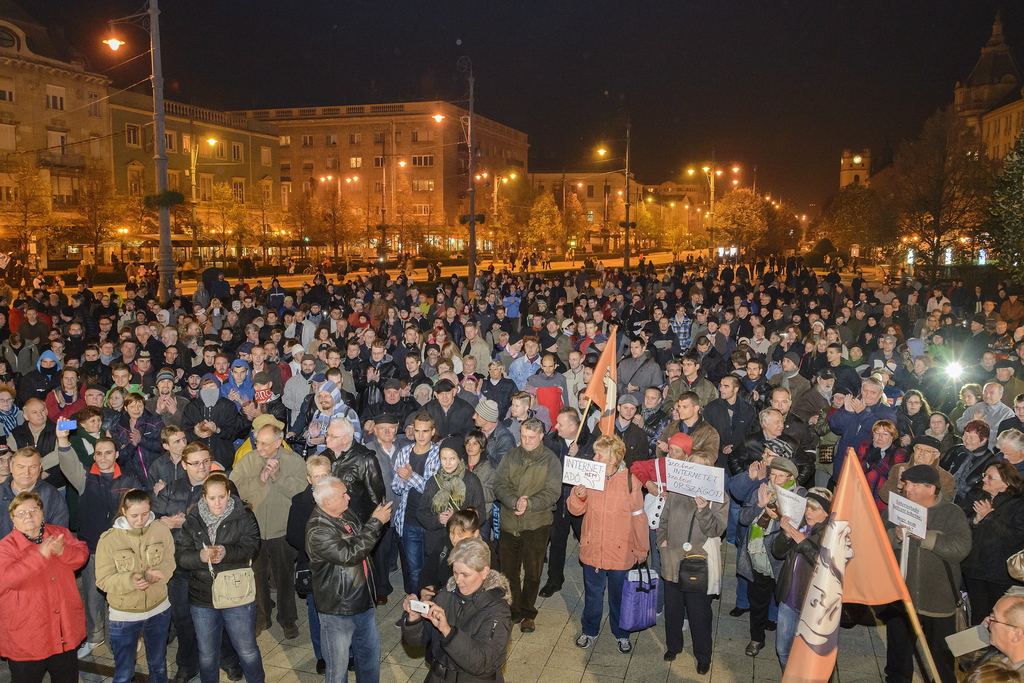 Az internetadó bevezetése ellen meghirdetett demonstráció résztvevői a debreceni Kossuth téren 2014. október 28-án. MTI Fotó: Czeglédi Zsolt