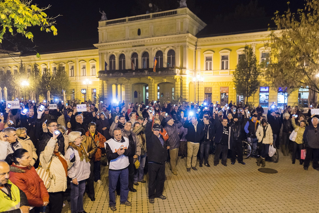 A tüntetők mobiltelefonjaikkal világítanak az internetadó bevezetése ellen meghirdetett demonstráción Nyíregyházán, a Kossuth téren 2014. október 28-án. MTI Fotó: Balázs Attila