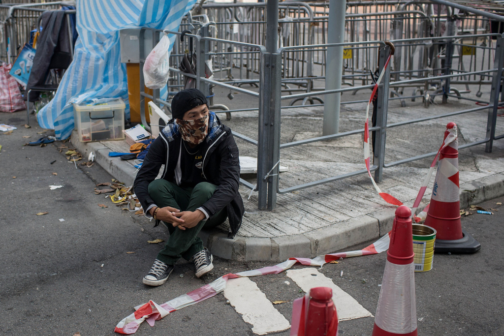 Egy aktivista nézi, amint elbontják a kordonokat. FOTÓ: Chris McGrath/Getty Images