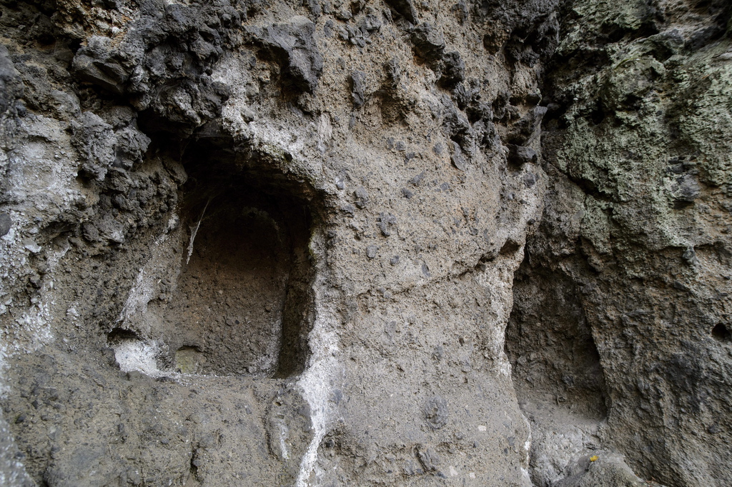 A salgótarjáni Pécs-kő sziklájába faragott kőfülkék