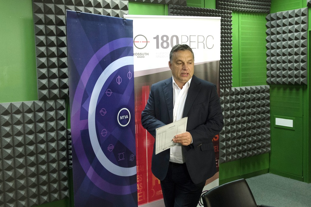 Orbán Viktor miniszterelnök érkezik a Magyar Rádió stúdiójába, ahol interjút ad a Kossuth Rádió 180 perc című műsorában 2014. december 5-én. MTI Fotó: Koszticsák Szilár