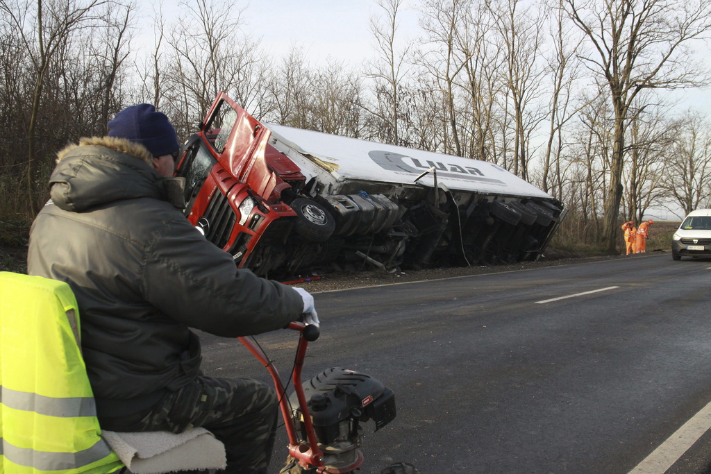 Baleset helyszíne a 64-es úton Enying közelében 2014. december 13-án, ahol hajnalban két román rendszámú kamion ütközött össze. MTI Fotó: Nagy Lajos