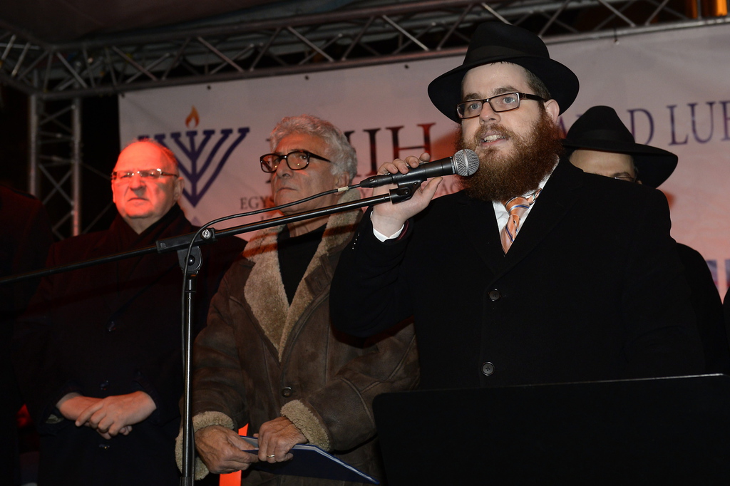 Köves Slomó, az Egységes Magyarországi Izraelita Hitközség (EMIH) vezető rabbija beszél a nyolcnapos zsidó vallási ünnep, a hanuka első estéjén. MTI Fotó: Soós Lajos