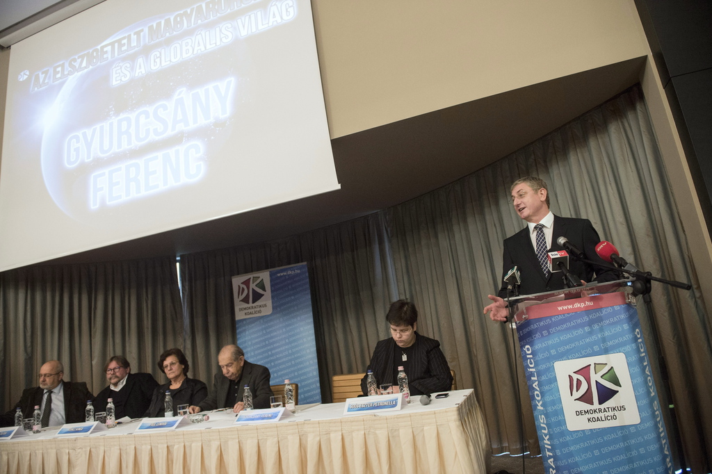 Gyurcsány Ferenc, a Demokratikus Koalíció (DK) elnöke. Az asztalnál Eörsi Mátyás volt külügyi államtitkár, Sz. Bíró Zoltán történész, a Corvinus Egyetem adjunktusa, Göncz Kinga volt külügyminiszter, Paul Lendvai újságíró, az Europäische Rundschau társkiadója és főszerkesztője és Soós Eszter Petronella, a rendezvény moderátora. MTI Fotó: Koszticsák Szilárd