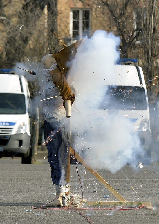 Bábuval tartott bemutató 2014. december 29-én a Készenléti Rendőrség budapesti bázisán, amelyen azt demonstrálják, hogy a szabálytalanul használt pirotechnikai eszköz súlyos sérülést okozhat. MTI Fotó: Máthé Zoltán