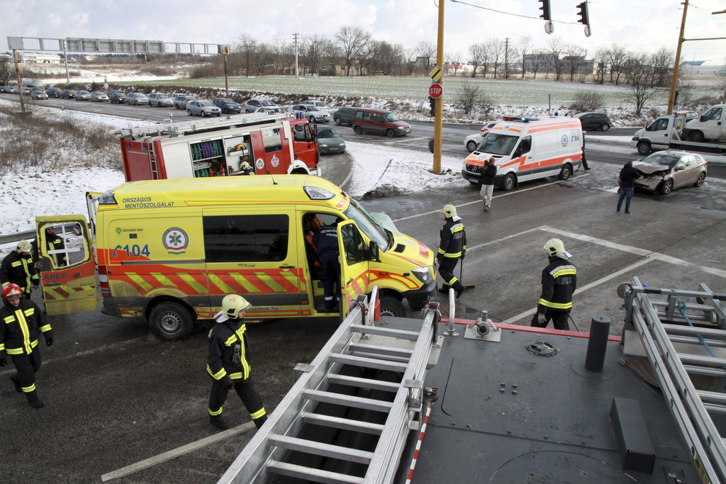 Sérült mentőautó, amely személygépkocsival ütközött össze a veszprémi külső körgyűrű Füredi úti kereszteződésében, majd oldalára borult. MTI Fotó: Nagy Lajos