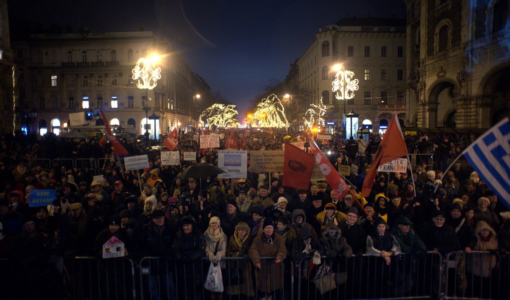 Az Operaház előtt rengetegen összegyűltek, akár tízezren is lehetnek. FOTÓ: Népszava