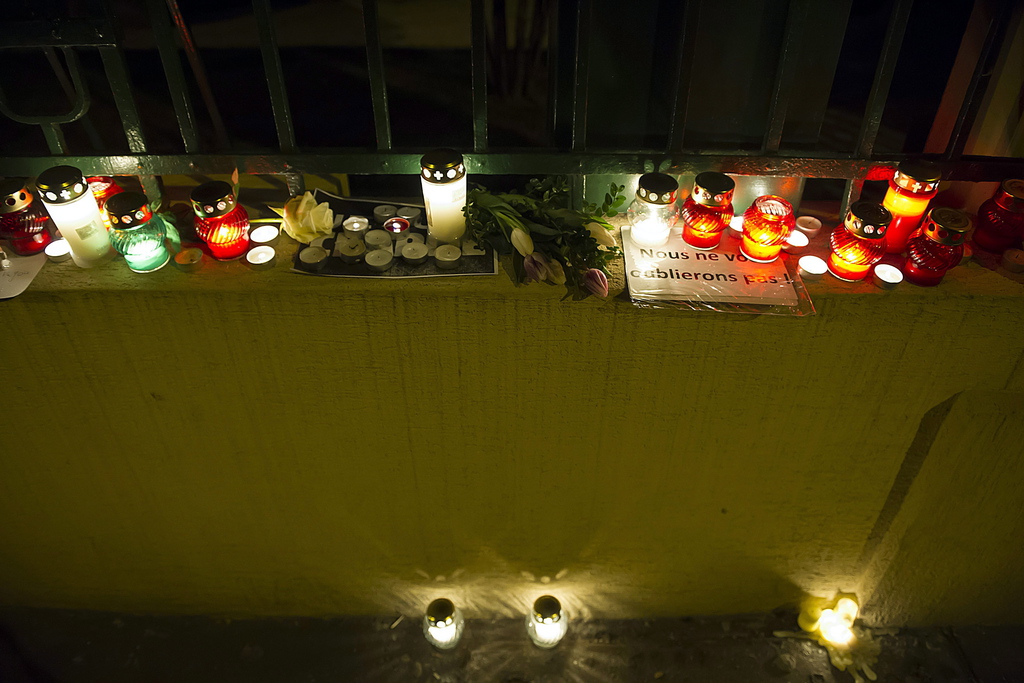 Budapesten is mécseseket gyújtottak a francia terrortámadás áldozatainak emlékére. MTI Fotó: Lakatos Péter