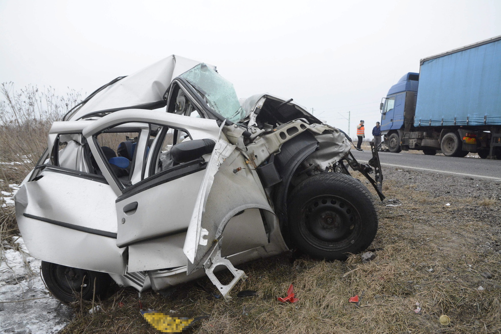 A balesetben egy kamion és két gépkocsi ütközött össze, egy ember meghalt. MTI Fotó: Mészáros János